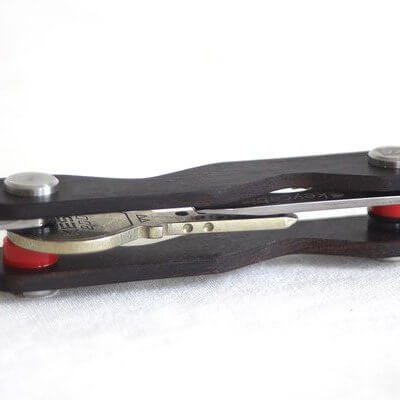 Keycabin - Schlüsselbund aus Holz, Farbe Rosenholz dunkel, liegend