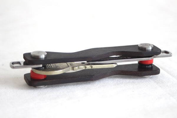 Keycabin - Schlüsselbund aus Holz, Farbe Rosenholz dunkel, liegend