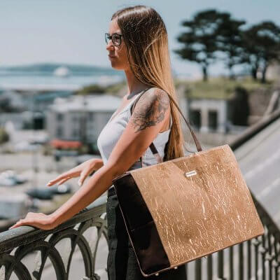Bag Affair Business Handtasche aus Kork mit Model seitlich