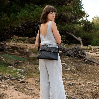 vegane Handtasche getragen von einem Model